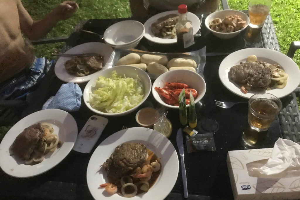 バーベキューの食事