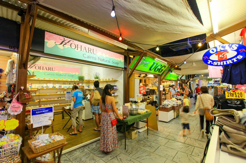 ナイトマーケットでは色々なお土産が買える