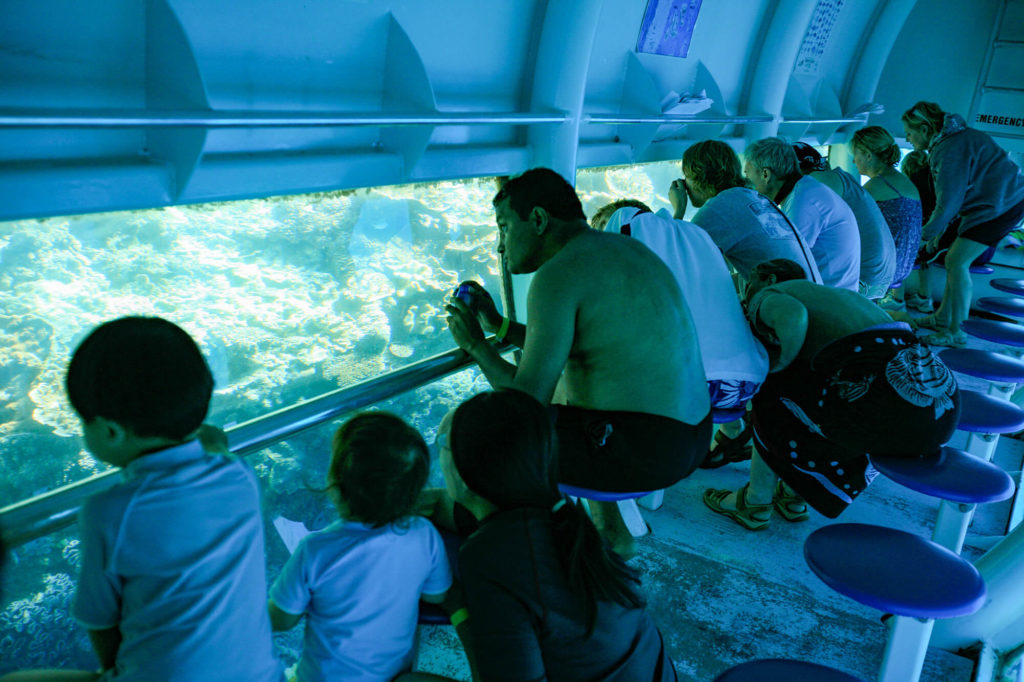 服のままで水中が見られる半潜水艦
