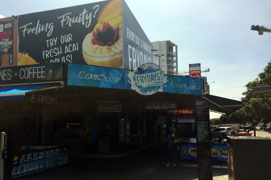 ウールワースの近くにある「Frydays」